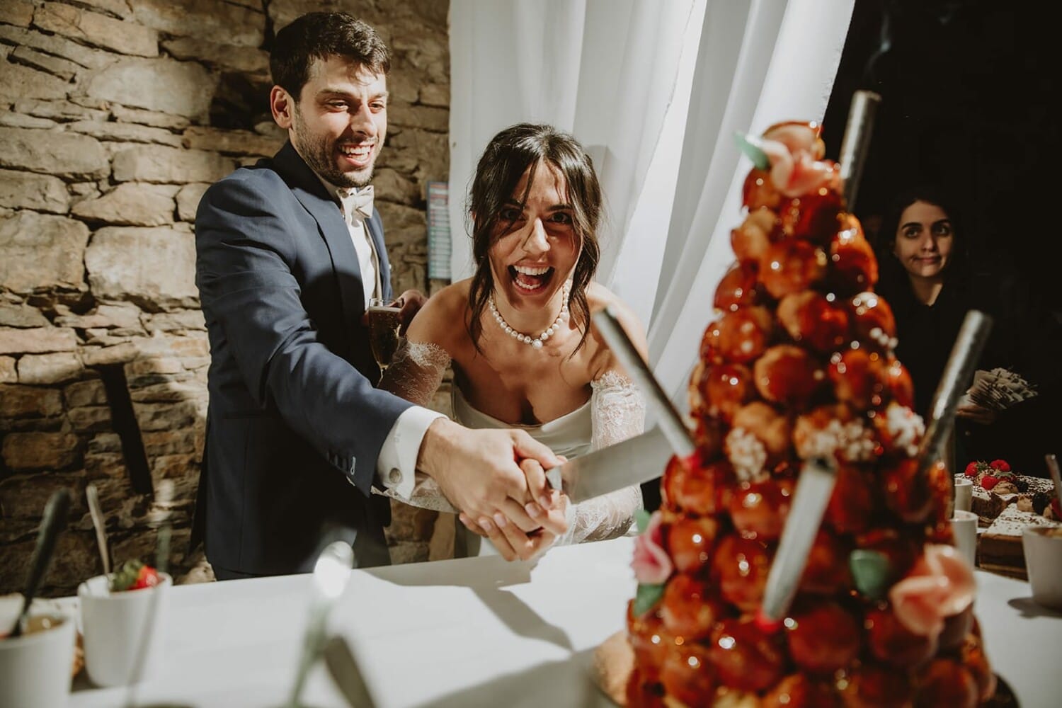 Un couple souriant partage un moment joyeux lors de leur mariage à Lyon.