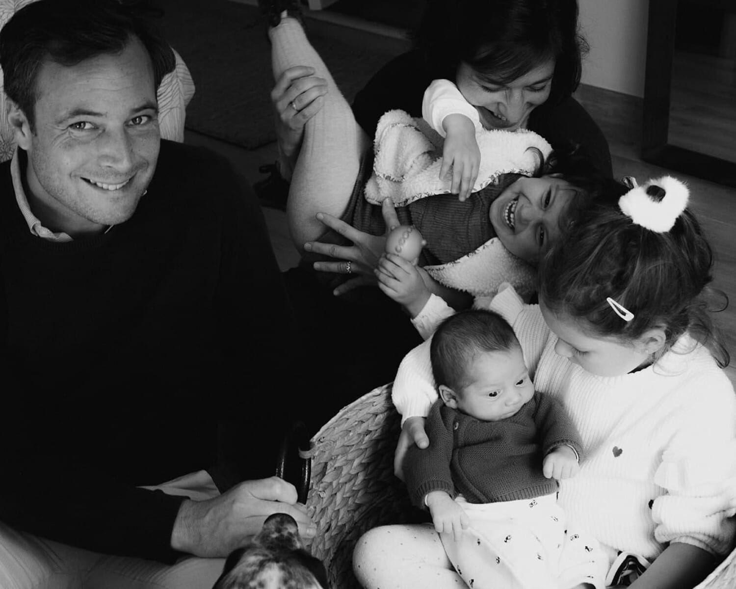 Une famille joyeuse partage un moment tendre à Lyon.