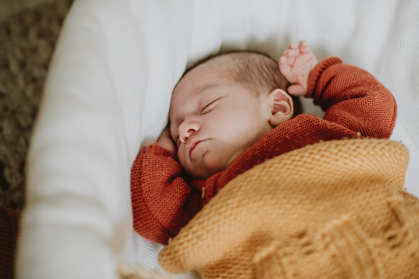 Un bébé dormant paisiblement, enveloppé dans une couverture douce.