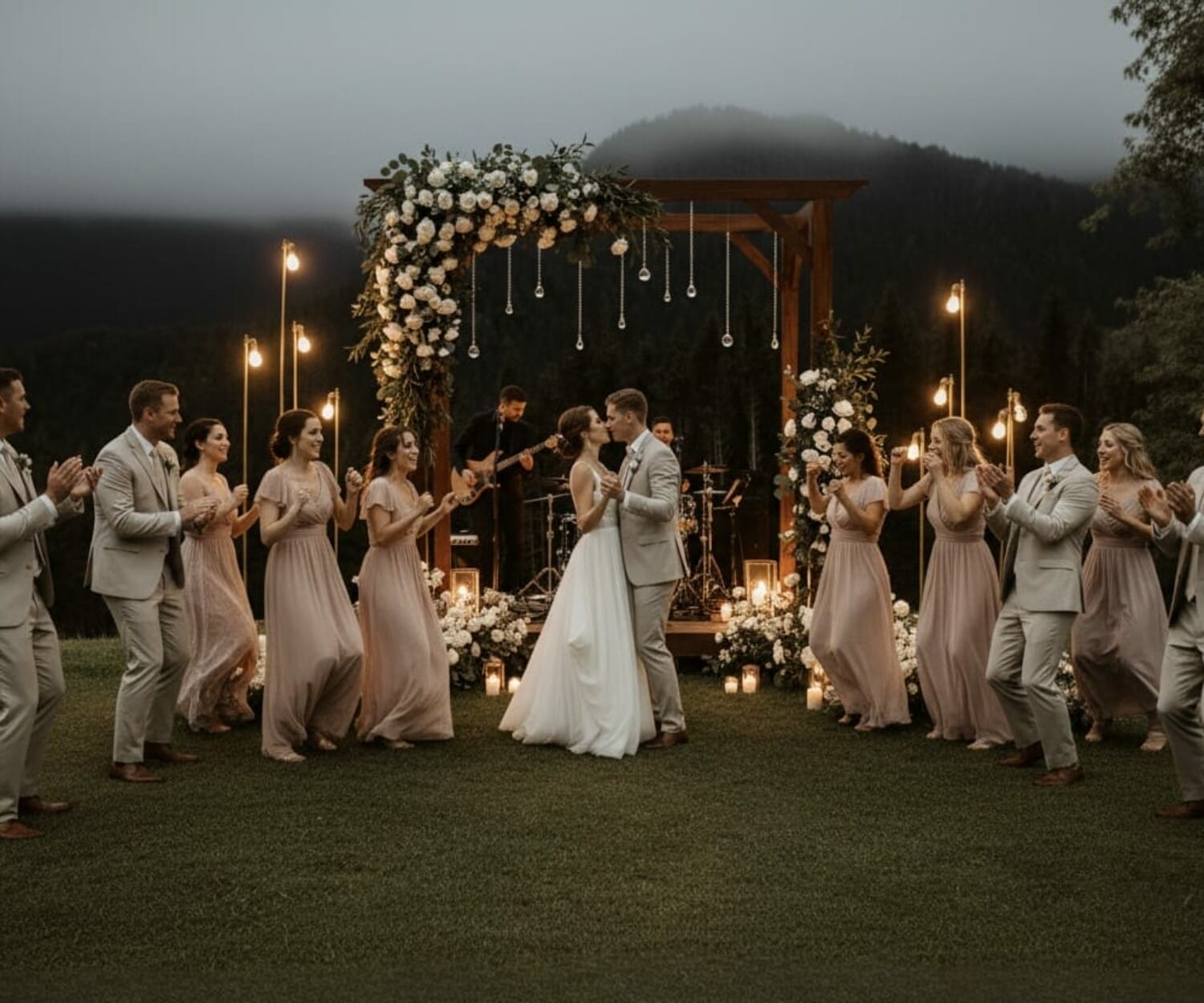 Un couple danse joyeusement entouré de leurs invités à Lyon.